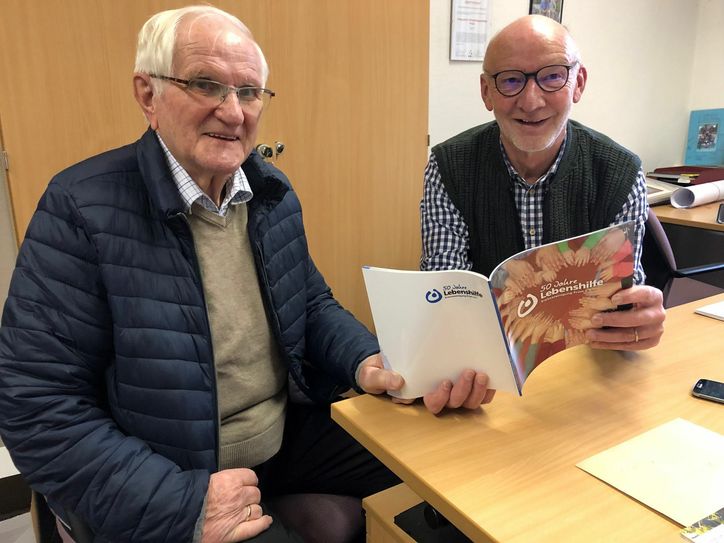 Für Karl-Heinz Thommes (l.) und Guido Kirsch steht bei der Lebenshilfe Prüm der Mensch im Mittelpunkt.   Foto: Sybille Schönhofen