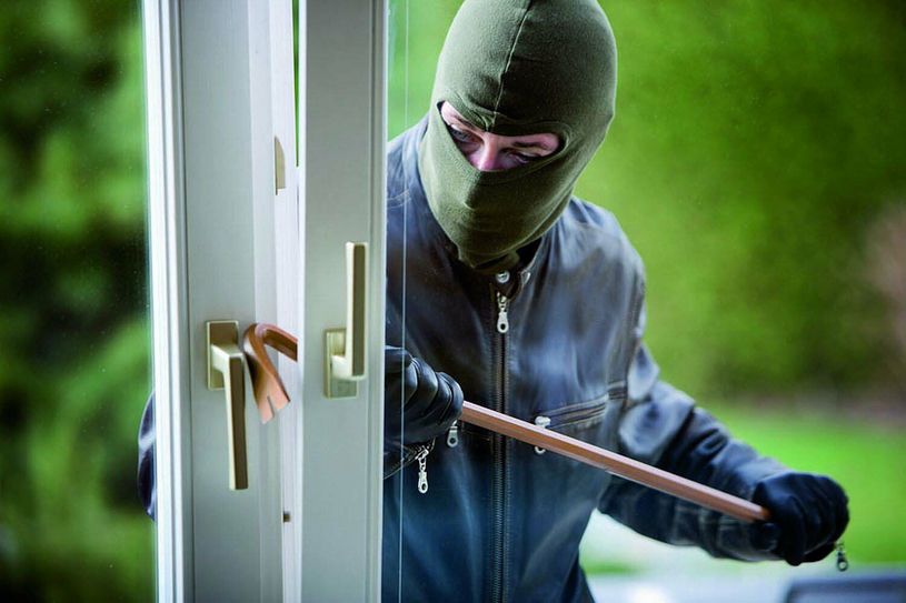 Das Sichern von Häusern und Wohnungen - übrigens gerade auch tagsüber - sowie ein wachsames Auge des Nachbarn sind unerlässlich. Denn: Ehe die Polizei kommt, ist der Einbrecher in der Nordeifel meist über alle Berge. Archivfoto