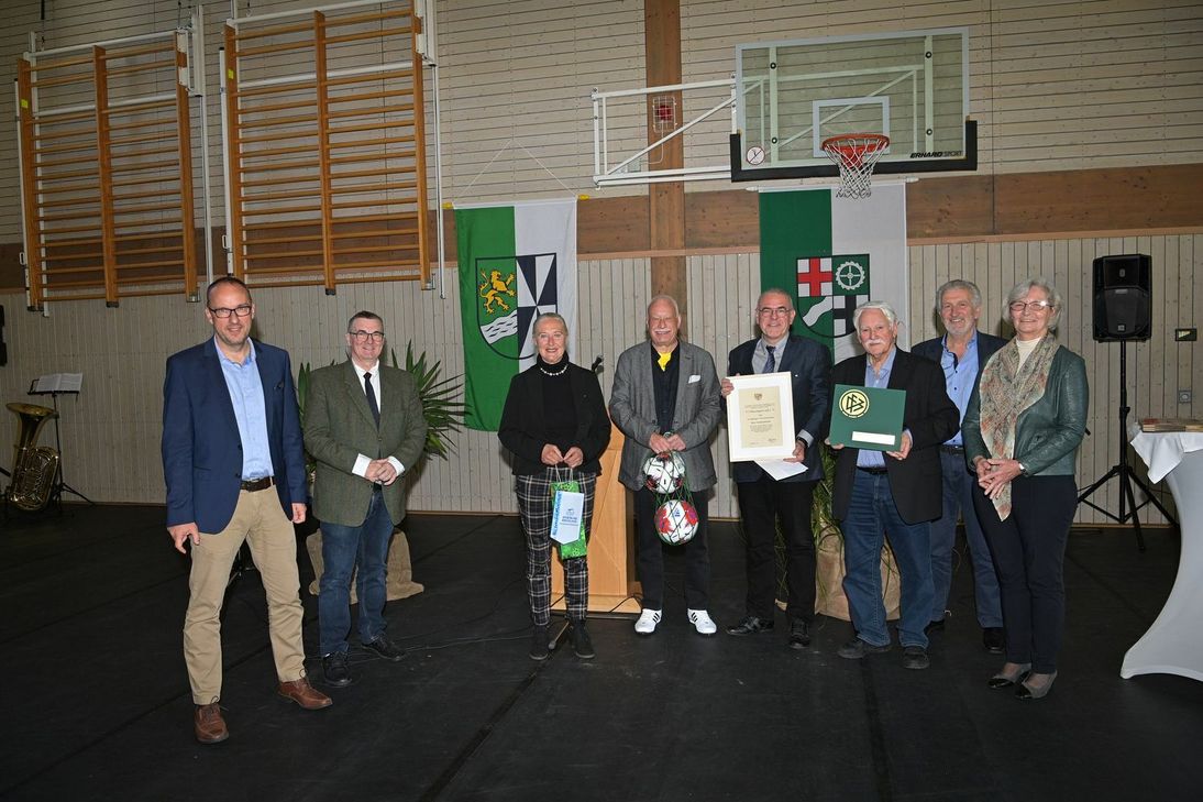 Manfred Lietz (4. v. r.) konnte hochkarätige Gäste begrüßen (von links): Ortsbürgermeister Johannes Liesenfeld, Landrat Dr. Alexander Saftig, Monika Sauer, Präsidentin Sportbund Rheinland, Dieter Sesterheim, Vorsitzender Fußballkreis Rhein/Ahr, Walter Desch, Präsident Fußballverband Rheinland, Bruno Seibeld Bürgermeister VG Rhein-Mosel, und Maria Schwantuschke, Vorsitzende des Turngaus Rhein-Mosel.