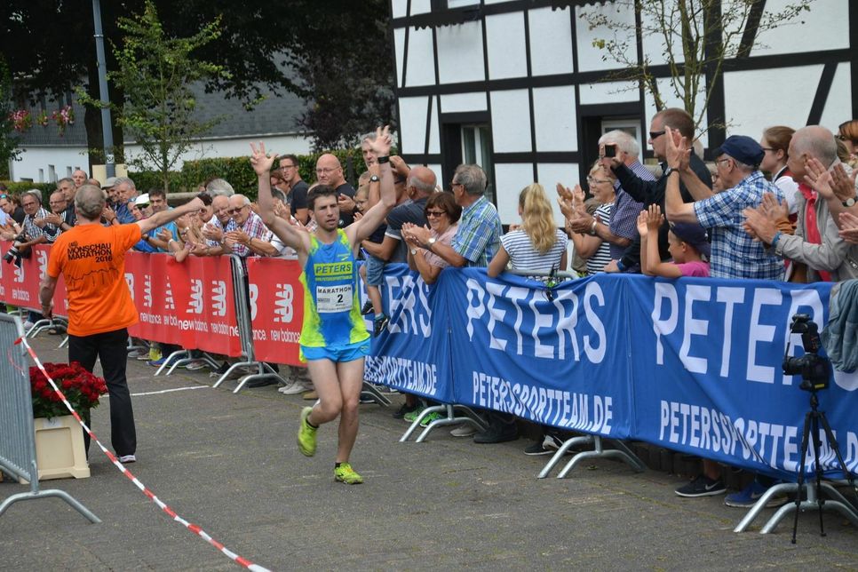 Markus Werker gewinnt den 40. Monschau Marathon - sein dritter Triumph vor heimischem Publikum.