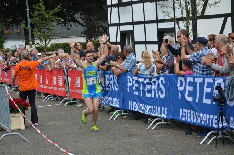 Markus Werker gewinnt den 40. Monschau Marathon - sein dritter Triumph vor heimischem Publikum.
