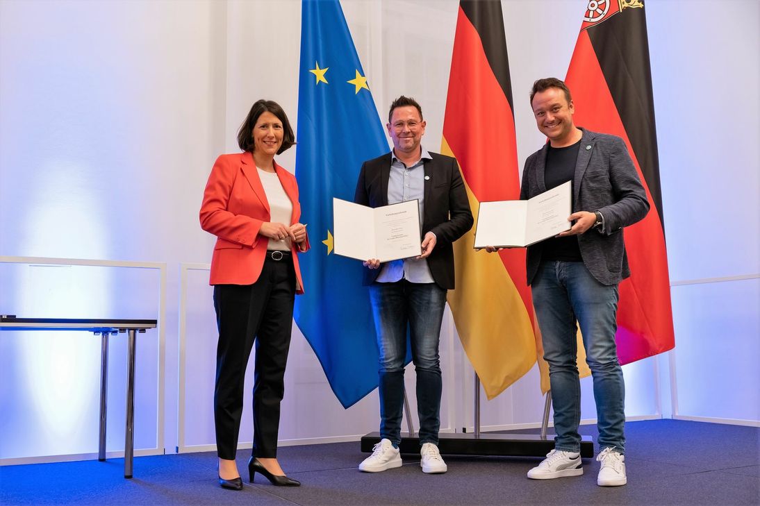 Mit dem Verdienstorden des Landes RLP ausgezeichnet: Marc Ulrich und Thomas Pütz aus Bad Neuenahr-Ahrweiler. Foto: Staatskanzlei RLP/Dinges