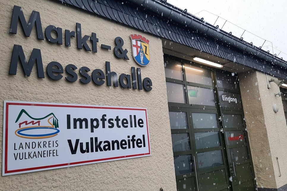 "Impfstelle des Landkreises Vulkaneifel« in der Markt- und Messehalle in Hillesheim. Foto: Lorse