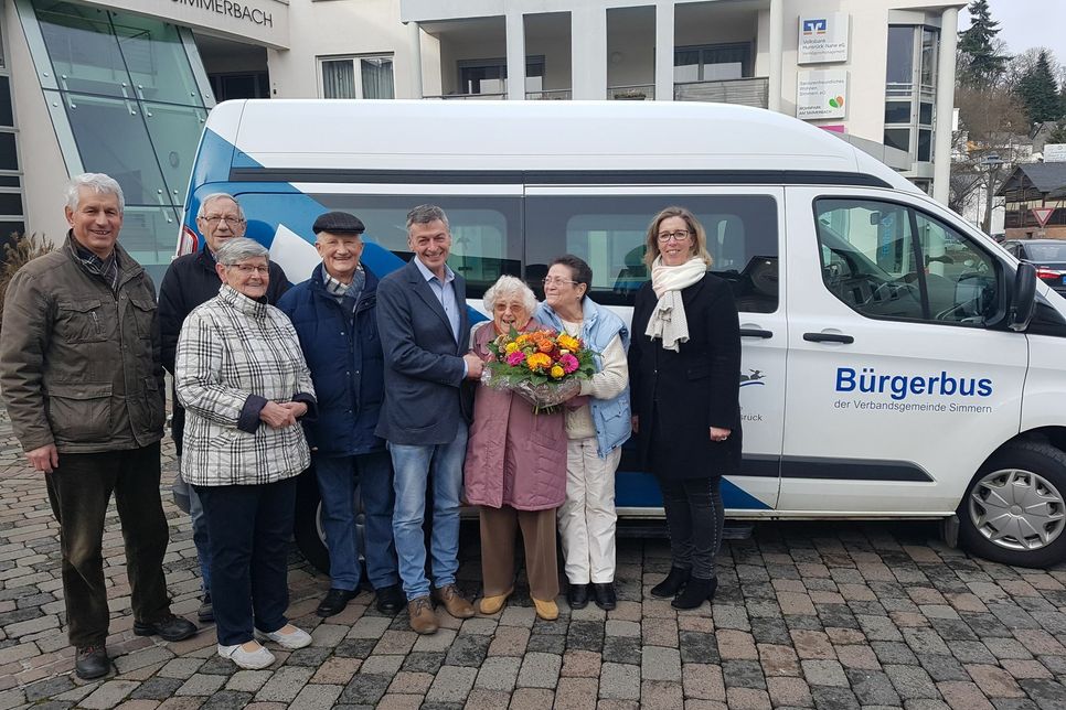 Gerda Mann ist 5 000 Fahrgast des Bürgerbusses, der 2015 in der ehemaligen Verbandsgemeinde Simmern eingeführt wurde.