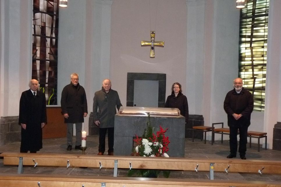 Von links: Bürgermeister Bernhard Mauel, Rolf Keuser, Heinz Schäfer, Pfarrerin Metje Steinau und Pfarrer Thomas Corsten.