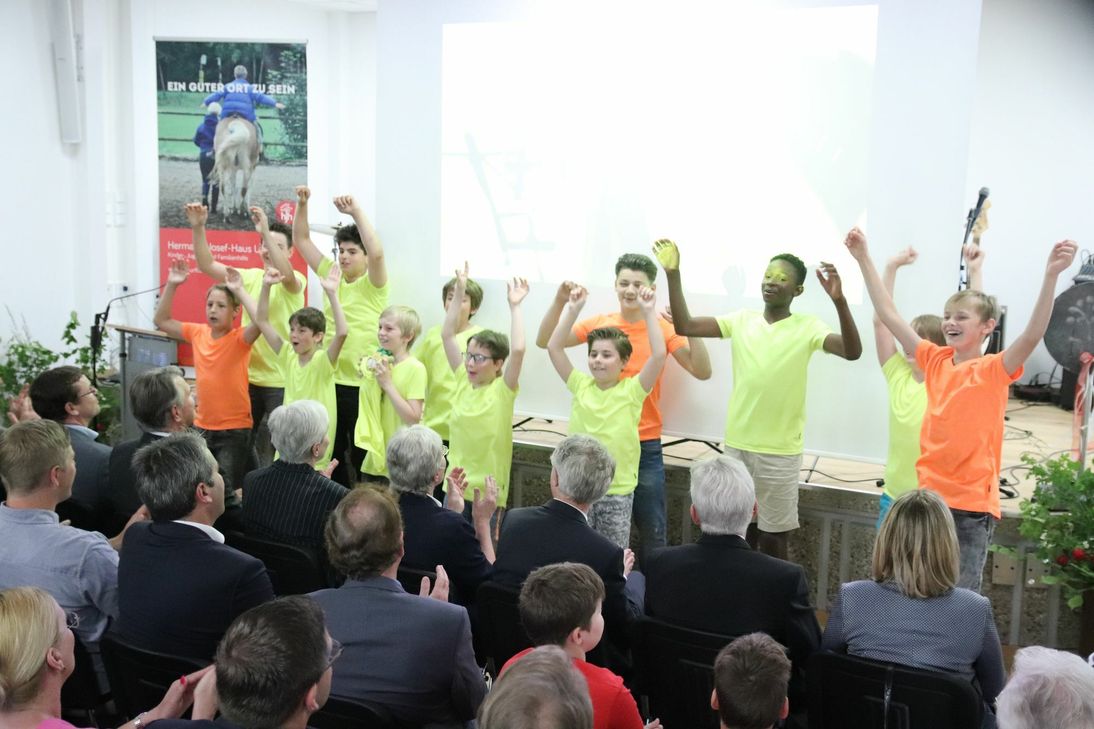 Die Jugendlichen führten ihren Jubiläums-Song vor den Gästen auf. Foto:  Nolden