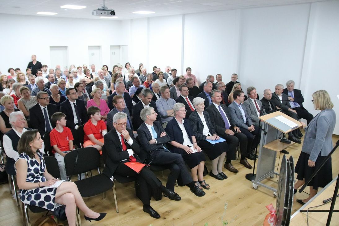Besucher aus Politk, Verwaltung und Kirche kamen zur Jubiläumsfeier nach Urft. Foto: Nolden