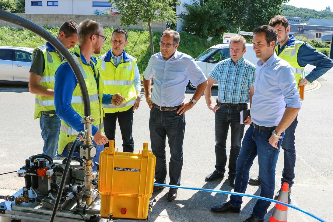 Gemeinsam mit Vertretern aus Politik, Presse und Mitarbeitern der beteiligten Unternehmen macht sich Landrat Gregor Eibes (4.v.li.) ein Bild vom voranschreitenden Breitbandausbau