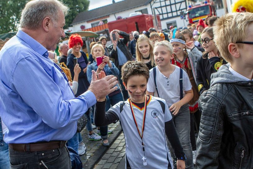 „Gib mir fünf“ hieß es beim Abschied zwischen Schulleiter und Schüler. Foto: Paul Düster