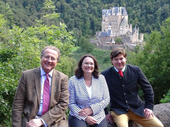 Dr. Karl Graf zu Eltz (von links), Bundesarbeitsministerin Andrea Nahles und Jakob Graf zu Eltz vor dem einzigartigen Panorama der Burg Eltz.