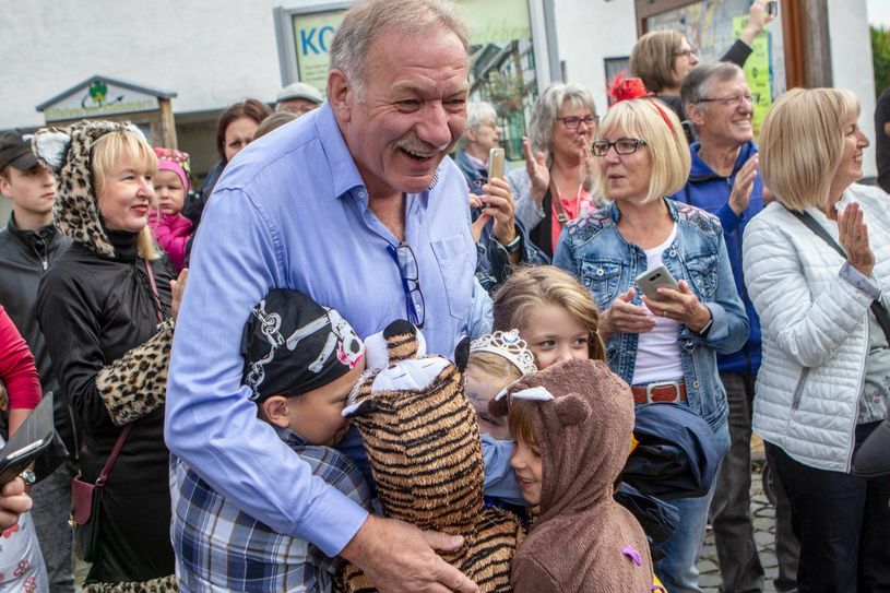 Geherzt von seinen Schülern wurde Schulleiter Willy Gemünd. Foto: Paul Düster