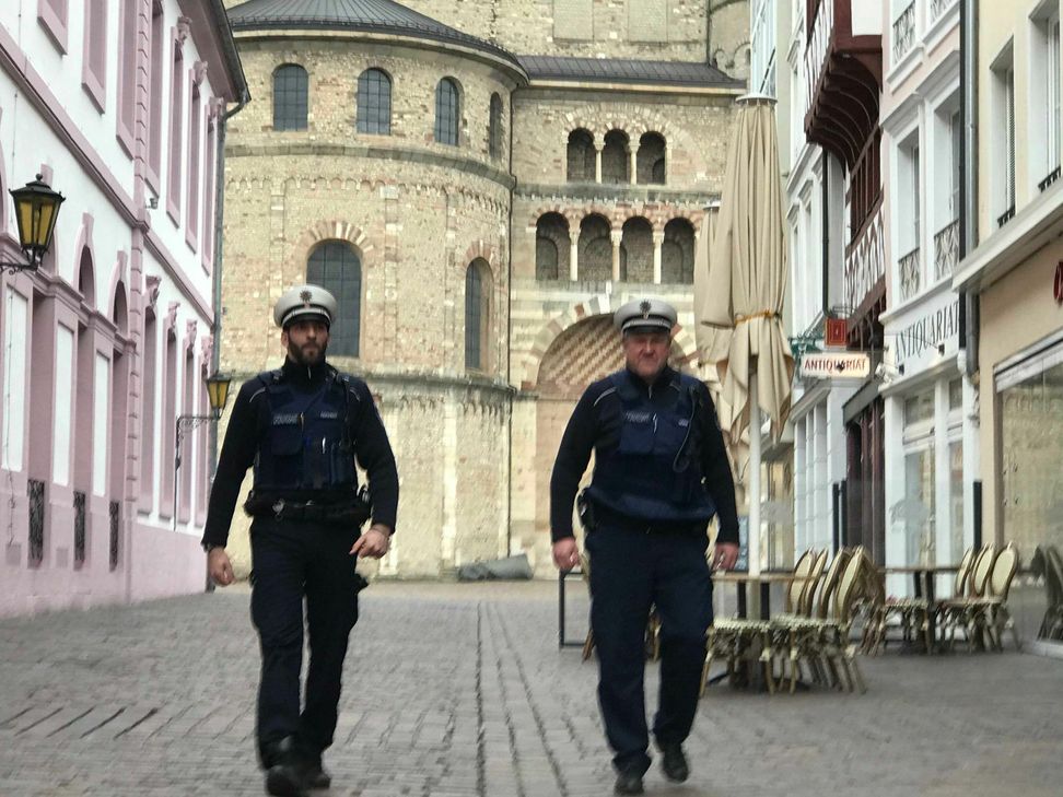 Mitarbeiter des Ordnungsamtes kontrollieren derzeit in Trier die Einhaltung der Schutzmaßnahmen. Foto: Presseamt Stadt Trier