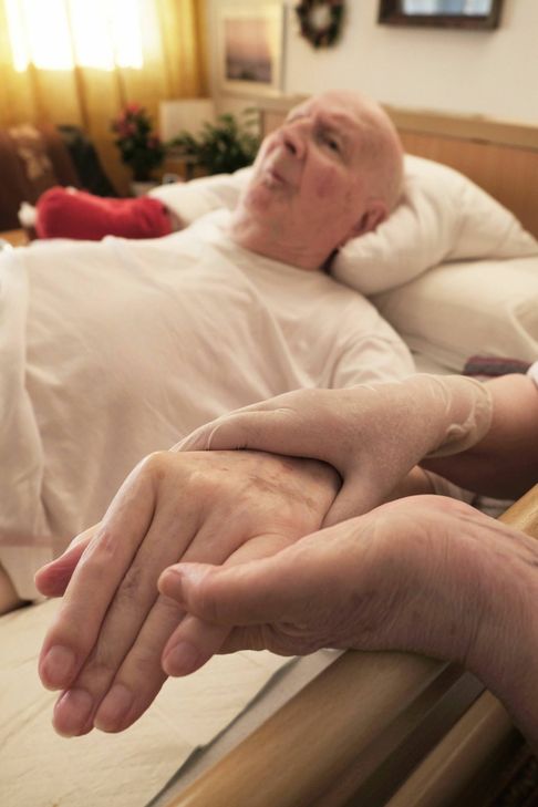 Eine Demenzerkrankung eines lieben Angehörigen bringt die Familie oftmals an seelische Grenzen. Symbolfoto: Imago