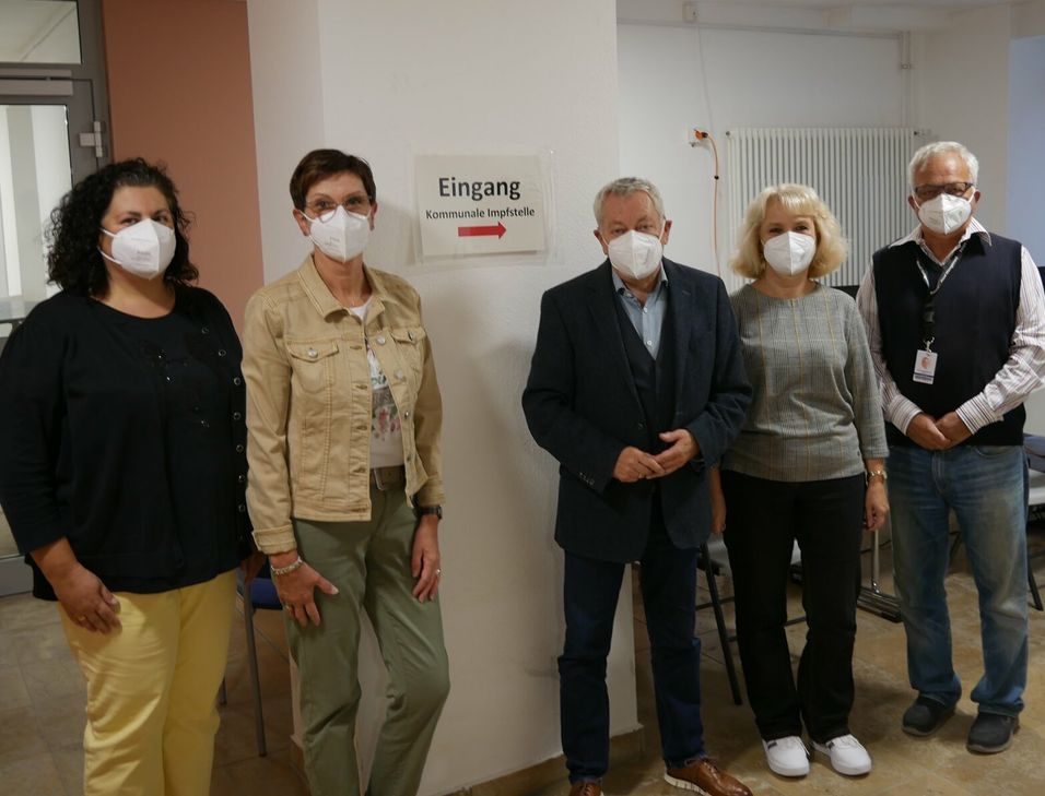 Die kommunale Impfstelle Cochem-Zell ist wieder geöffnet (von links): Nicola Larner, Impfkoordinatorin Elke Wallrath, Landrat Manfred Schnur, Leitende Kreisverwaltungsdirektorin Barbara Schatz-Fischer und Dr. Liviu Grecea.