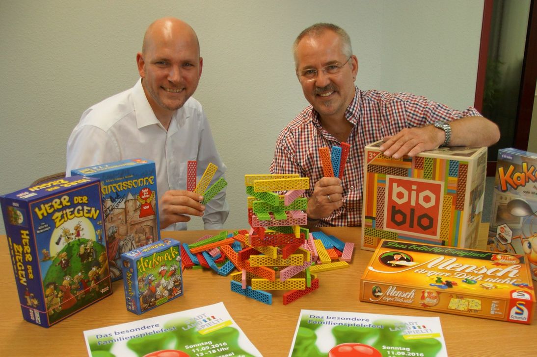 In Vorfreude auf das Spielefest bauen Roetgens Bürgermeister Jorma Klauss (l.) und Jugendpfleger Ralf Pauli schon mal bunte Kunstwerke mit »Bio Blo«, derzeit ein Renner auf dem Spielemarkt.