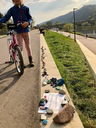 Am Zurlaubener Ufer in Trier gibt es eine "Sammelstelle" für bunte Steine. Hier wird dazu aufgerufen, die Steine anzulegen statt mitzunehmen. Unten ein paar Beispiele.
