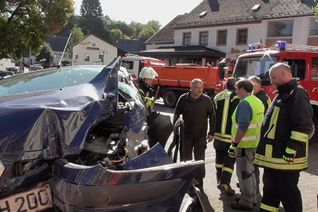 In Zerf ist gegen Mittag ein älterer Autofahrer mit seinem Wagen gegen eine Hauswand gefahren. Nach ersten Informationen wurden er und seine Frau, die auf dem Beifahrersitz saß, schwer verletzt. Fotos/Video: Agentur Siko