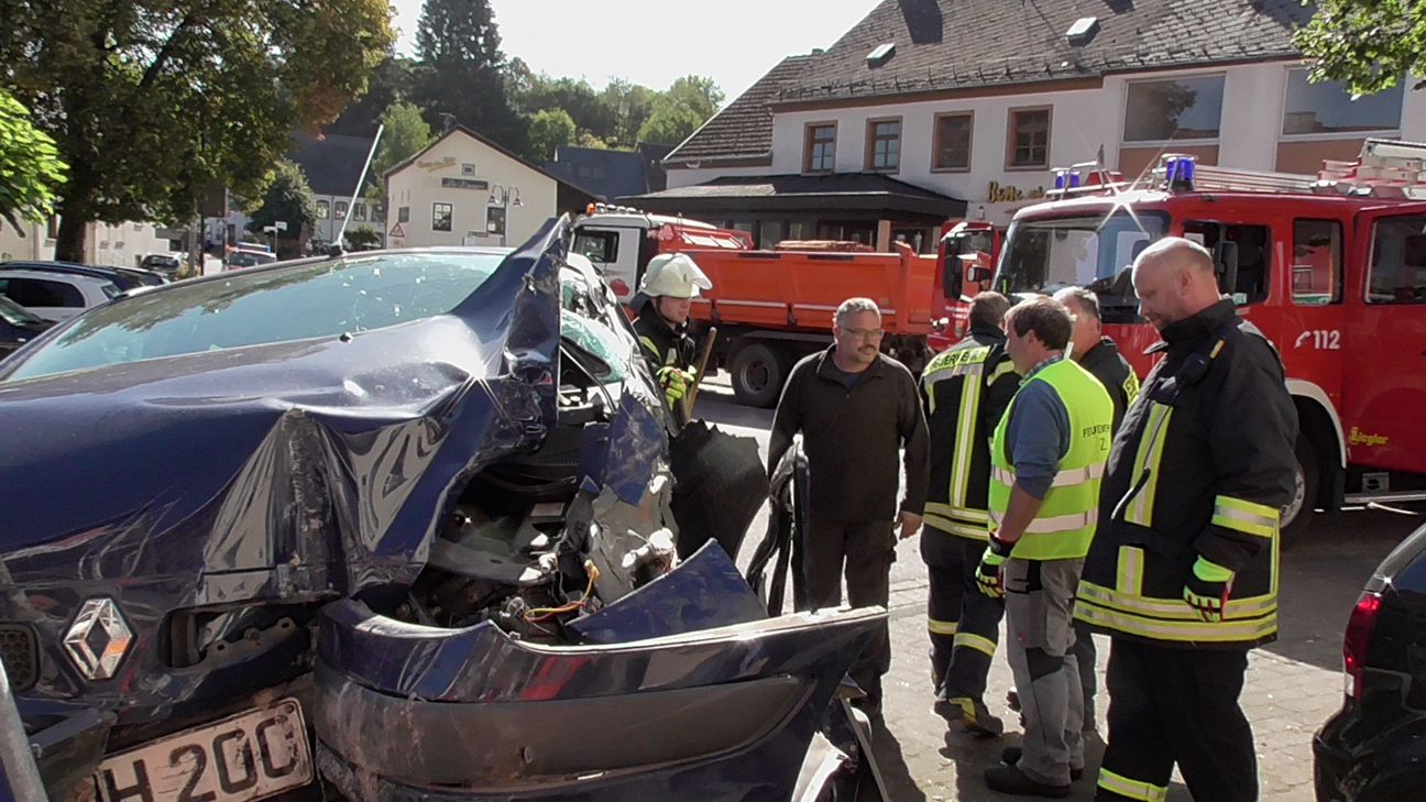 In Zerf ist gegen Mittag ein älterer Autofahrer mit seinem Wagen gegen eine Hauswand gefahren. Nach ersten Informationen wurden er und seine Frau, die auf dem Beifahrersitz saß, schwer verletzt. Fotos/Video: Agentur Siko