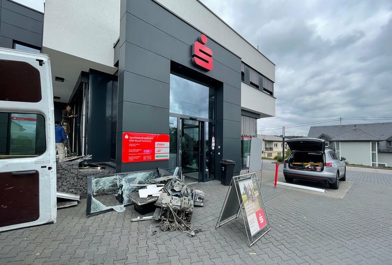 Sparkassenfiliale Ulmen war auch Ziel.