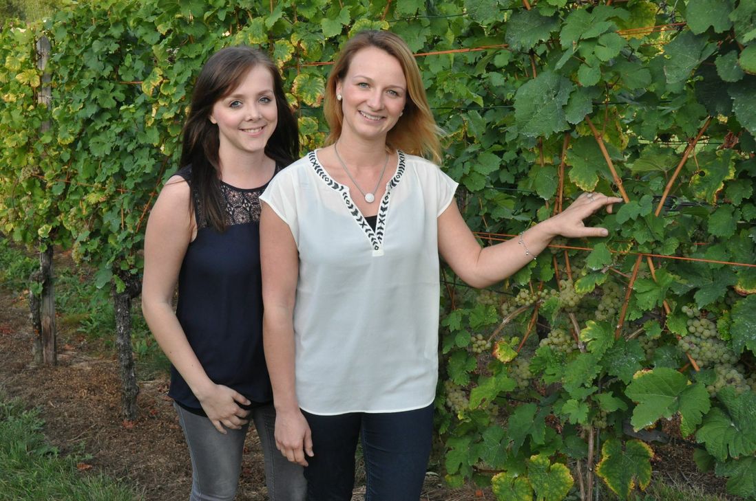 Laura Klering (links) und ihre Schwester Anna aus Briedern werden in den kommenden Monaten keinen Weinberg vor der Haustür haben.