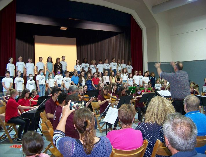 Zum Abschluss des gemeinsamen Musikabends auf dem Calvarienberg stimmten alle Ensembles zusammen "Glorius" an.