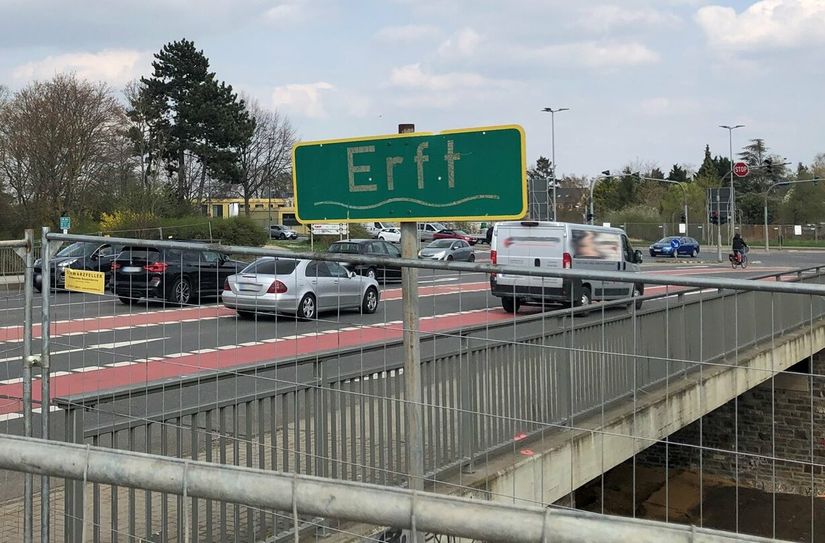 Die Erftbrücke an der Kölner Straße / B 56 soll in mehreren Abschnitten erneuert werden.