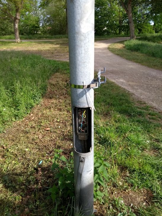 Lebensgefahr! An Laternen wurden Stromkabel freigelegt. Foto: Stadt Sinzig