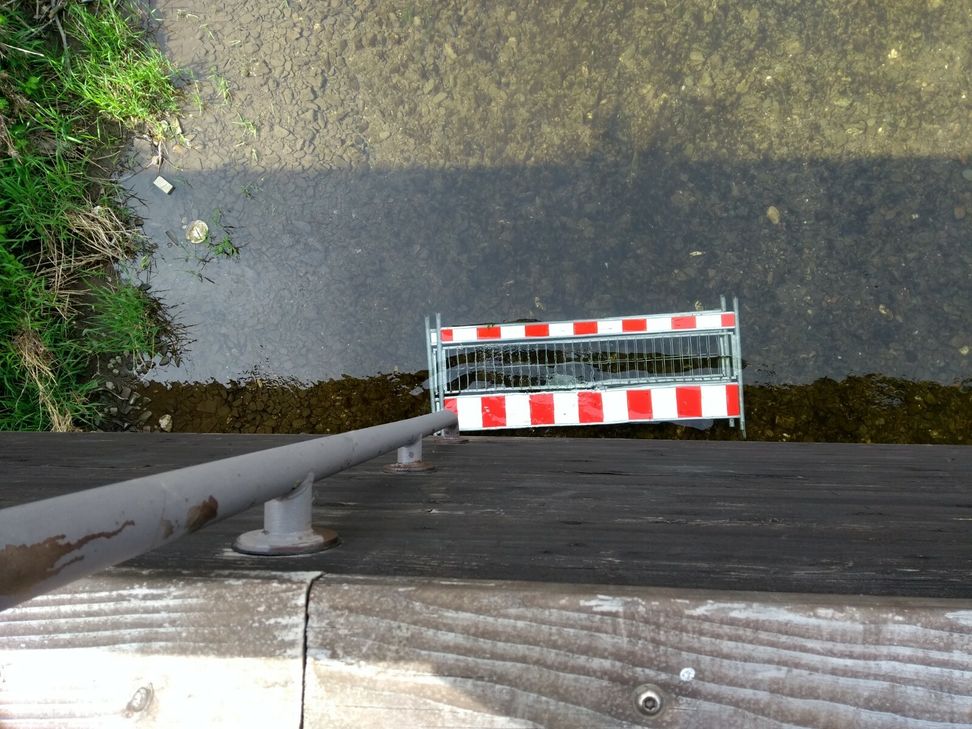 Vandalen haben die Absperrungen in die Ahr geworfen. Foto: Stadt Sinzig