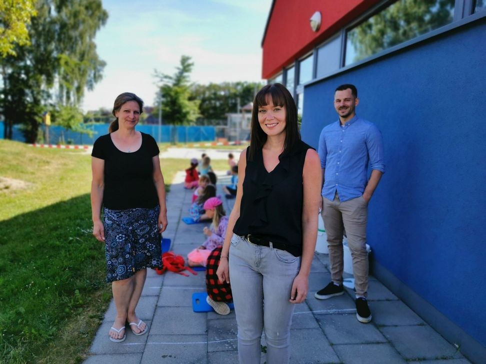 Zita Conrath (Mitte) und ihre Kollegen Margareta Jung und Christopher Entgens freuen sich, die Kinder am 8. Juni wieder zu begrüßen. Mit den Vorschulkindern klappt das Frühstücken auf Abstand im aufgezeichneten Kästchen schon gut. Foto: Scheffen