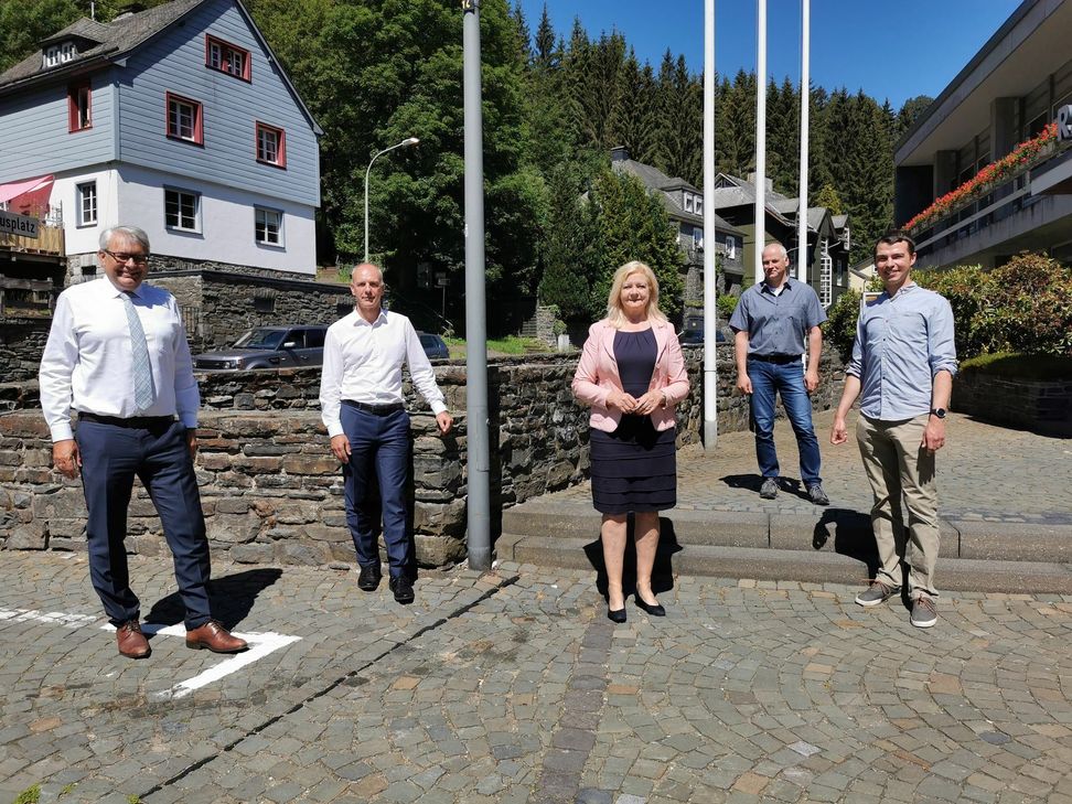 Haben gemeinsam die Umrüstung realisiert (v.l.): Wilfried Ulrich (Vorstand Stawag), Stawag-Geschäftsführer Dipl.-Ing. Axel Kahl, Bürgermeisterin Margareta Ritter, Bernd Steffens vom Bauhof der Stadt und Projektleiter Pascal Vandervelt von der Stawag (v.l.). Foto: Breuer
