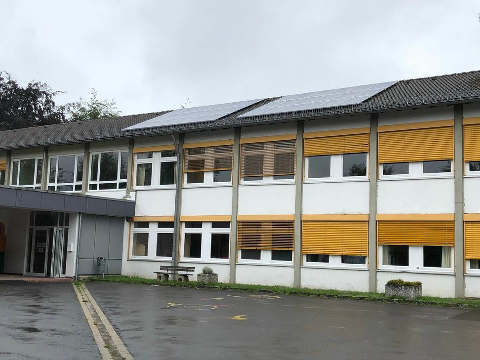 Umweltfreundlicher Strom wird auf den Dächern für zwei Simmerather Schulen produziert - so wie hier an der Förderschule in Eicherscheid. Foto: Fö