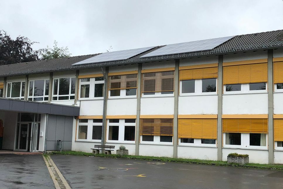Umweltfreundlicher Strom wird auf den Dächern für zwei Simmerather Schulen produziert - so wie hier an der Förderschule in Eicherscheid. Foto: Fö