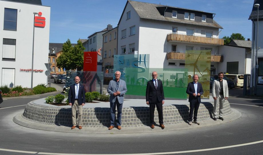 Eine runde Sache: Am Kreisel an der Kreissparkasse in Simmern wurden jetzt die letzten gestalterischen Elemente fertiggestellt. (Fotos: Bender)