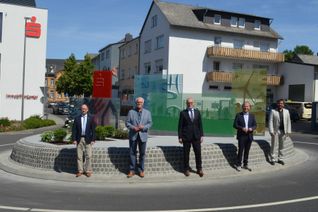Eine runde Sache: Am Kreisel an der Kreissparkasse in Simmern wurden jetzt die letzten gestalterischen Elemente fertiggestellt. (Fotos: Bender)