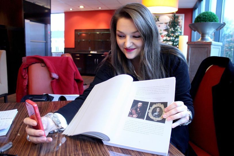 Die Selbstporträts der großen Meister der Kunstgeschichte sind die Vorläufer des Selfies. Die kroatische Studentin Zrinka Peharec hat in Remagen ihre Masterarbeit zu dem Thema verfasst. Foto: T. Holtze