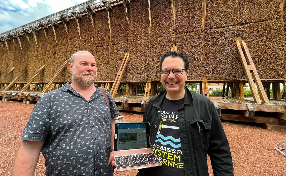 Jens Neumann und Stefan Butz wollen Salinental-Besuchern das Spenden so einfach wie möglich machen. Künftig kann jeder den Erhalt der Gradierwerke direkt vor Ort mit dem Smartphone unterstützen.