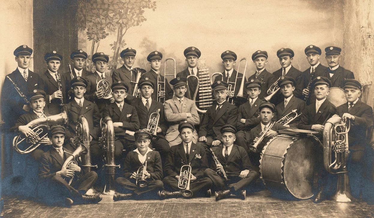 1919 versammelten sich rund 40 Musikfreunde  in der Gastwirtschaft Max Weber zur Gründung einer Kapelle.