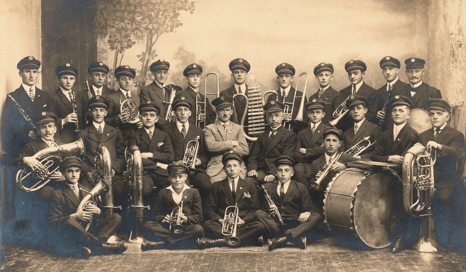 1919 versammelten sich rund 40 Musikfreunde  in der Gastwirtschaft Max Weber zur Gründung einer Kapelle.