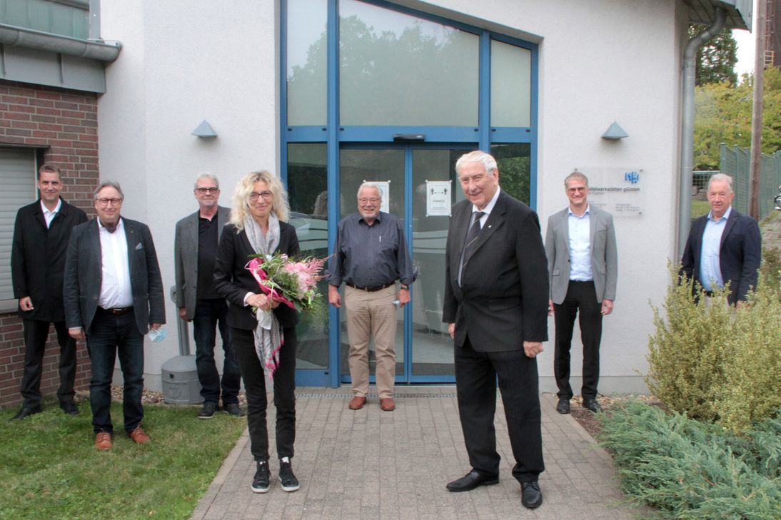 Nach fast einem halben Jahrhundert trat der NEW-Verwaltungsratsvorsitzende Josef C. Rhiem (vorne rechts) von seinem Amt zurück und überreicht den Staffelstab an Rita Witt (vorne links), die durch ihre Expertise in den vergangenen vier Jahren beim Verwaltungsrat für Aufmerksamkeit gesorgt hatte und einstimmig in dieses Amt gewählt wurde. Im Hintergrund die Verwaltungsratsmitglieder Hendrik Krämer (v.l.), Rolf Emmerich, Klaus Beauvisage und Rudi Dick sowie die NEW-Geschäftsführer Georg Richerzhagen und Wilfried Fiege. Foto: Michael Thalken/Eifeler Presse Agentur/epa
