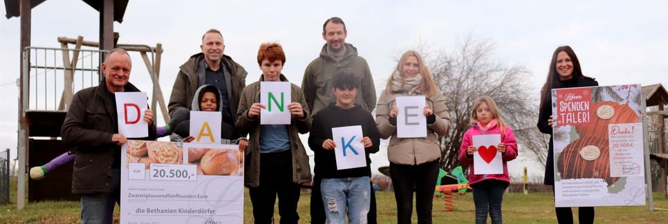 Freude über das »Spendentaler«-Ergebnis (von links): Thomas Kunz, Kinderdorfleiter, Helmut Moll und Marc Kranz, Geschäftsführer »Die Lohners« und Olivia Callensee sowie Anne Neuheuser vom Bethanien Kinderdorf.