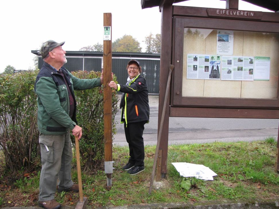 Am Wanderparkplatz in der Bahnhofstraße beginnt der Weg der Wegekreuze: Dort stellten Erich und Elfriede Conrads das erste Hinweisschild auf, während andere Helfer weitere Markierungen vornahmen. Foto: Lauscher