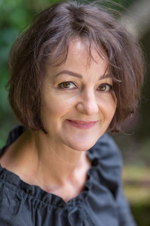 Ute Bales hat einen neuen Roman geschrieben, den sie in der einzigartigen Kulisse der Marienkapelle Simonskall präsentiert.