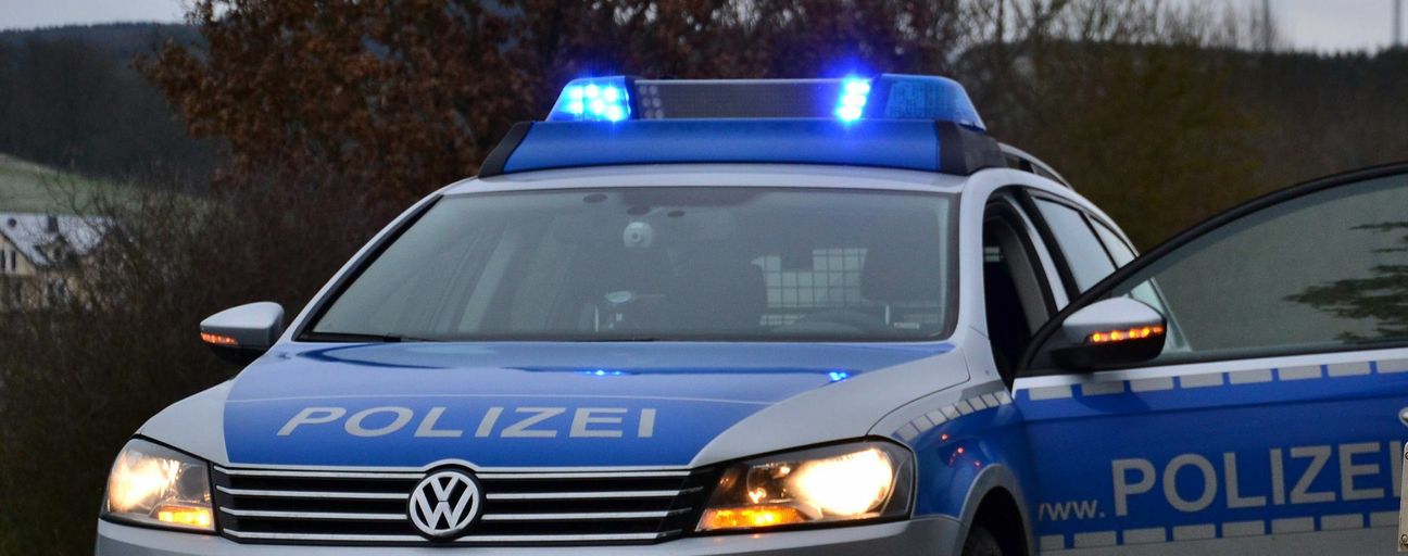 Dank einer couragierten und sehr aufmerksamen 80-jährigen Anwohnerin ist die Trierer Polizei zwei mutmaßlichen Altkleiderdieben auf die Spur gekommen. (Symbolfoto)