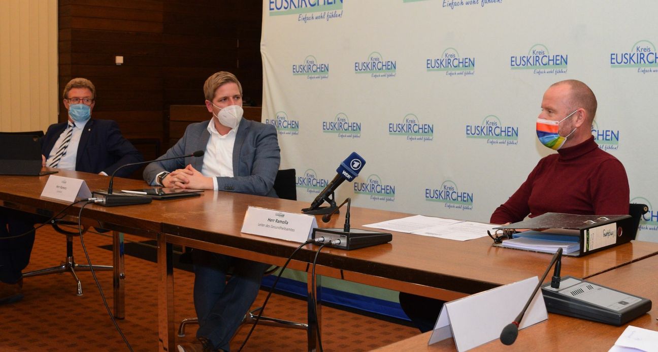 Informierten bei einem Pressegespräch über das geplante Impfzentrum in der Höhenklinik Marmagen: Manfred Poth (v. li., Allgemeiner Vertreter des Landrats), Landrat Markus Ramers und Christian Ramolla, Leiter des Gesundheitsamtes. Foto: Scholl