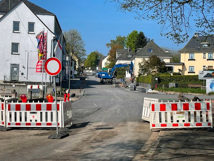 Die Baumaßnahme in der Ortsdurchfahrt von Kaisersesch nähert sich ihrem Ende. Wenn die Gehwege fertig sind, kann der Verkehr wieder von und nach Schöne Aussicht fließen.