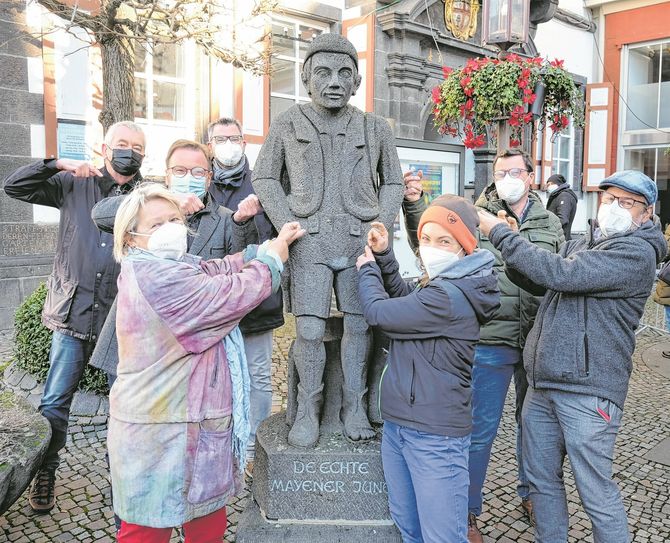 Mayener Politiker werben gemeinsam für die Impfung gegen Corona.