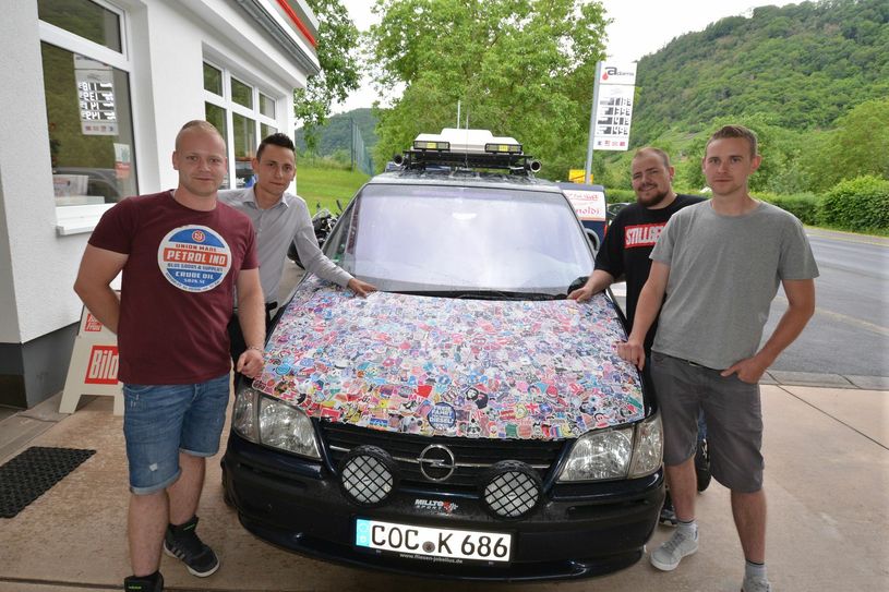 Am kommenden Samstag starten Christian Jobelius, Maximilian Becker, Marcel Knechtges und Kevin Brodam (v. l.) zur Rallye »Carbage Run«.                       Foto: Zender