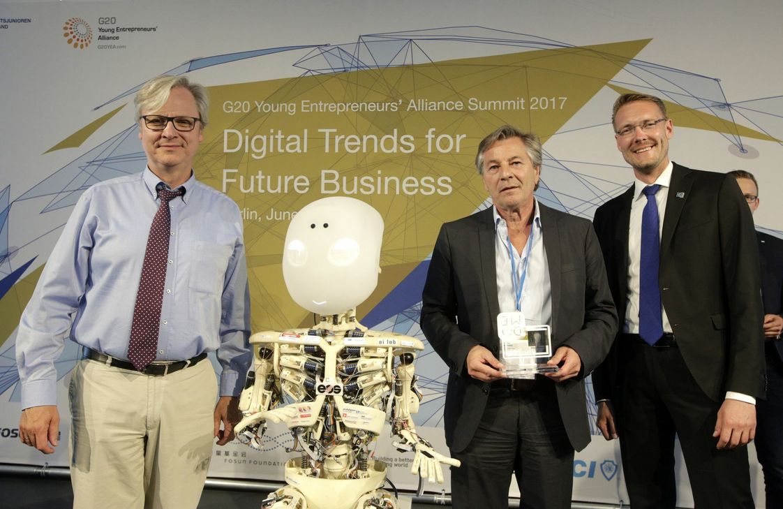 DIHK Hauptgeschäftsführer Dr. Martin Wansleben (links), "twenty4collect"-Geschäftsführer Manfred Eberhard (Mitte) und Carsten Lexa, G20 YEA President for Germany, bei der Ehrung in Berlin.