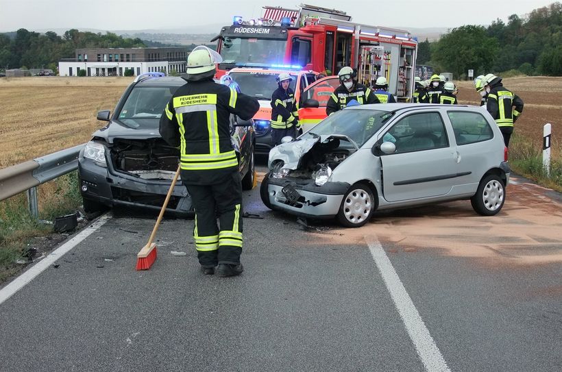 Ein Kleinwagen und ein SUV stießen in einer Kurve auf der L 236 bei Hargesheim zusammen.