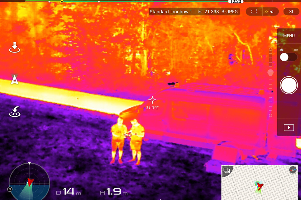 Die Wärmebildkamera der Drohne im Einsatz. Dabei gilt: Je wärmer das Objekt ist, desto heller wird es dargestellt. Foto: TEL